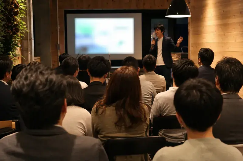 セミナー会場で聴衆越しに登壇者を見た様子
